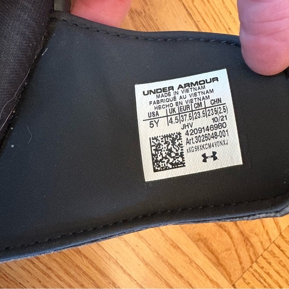 Under Armour black slides sandals UA slip on sandals youth boys size 5 5Y lines - Picture 13 of 13